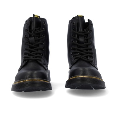 Par de botas pretas com atacadores e costura amarela sobre fundo branco