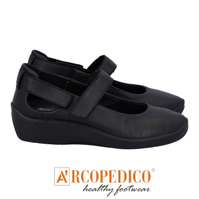 Sapatos femininos Arcopedico pretos com fecho de velcro e salto baixo