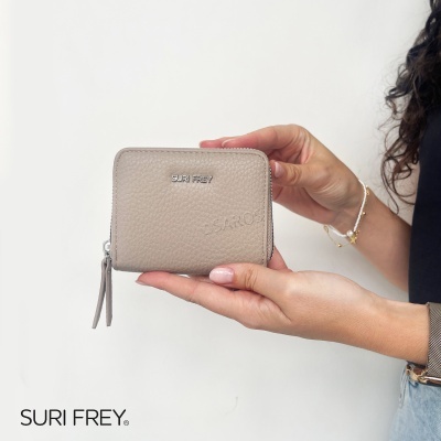 Carteira pequena cinzenta com fecho e logotipo SURI FREY