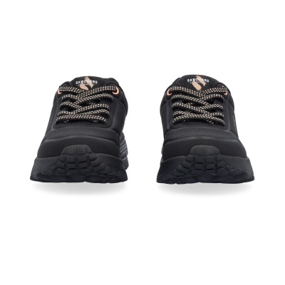 Par de sapatilhas pretas Skechers com atacadores e sola preta