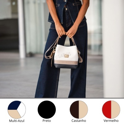 Mala de senhora em pele branca e castanha com alça curto em ambiente moderno