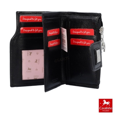 Carteira preta de pele aberta com etiquetas vermelhas e chave prateada