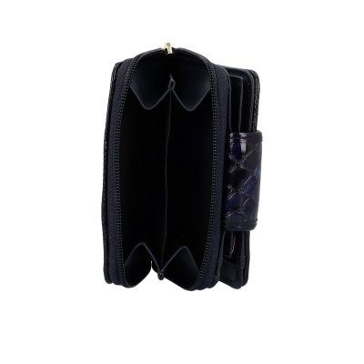 Carteira preta com fecho e interior dividido, detalhe verniz padrão pele crocodilo