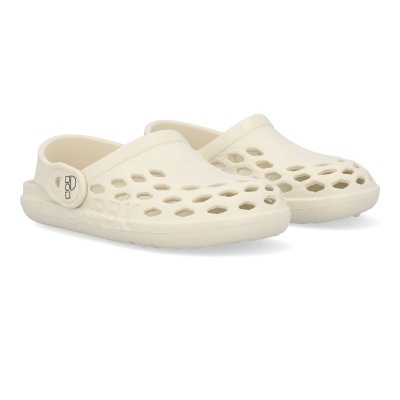 Tamancos brancos com aberturas hexagonais e tira traseira ajustável