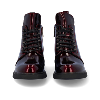 Botas vermelhas em verniz com atacadores pretos