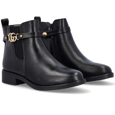 Botins pretos de mulher com detalhes dourados e padrão croco nas laterais.