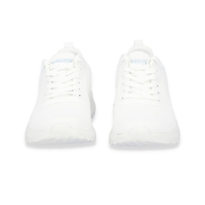 Ténis desportivos brancos em fundo branco