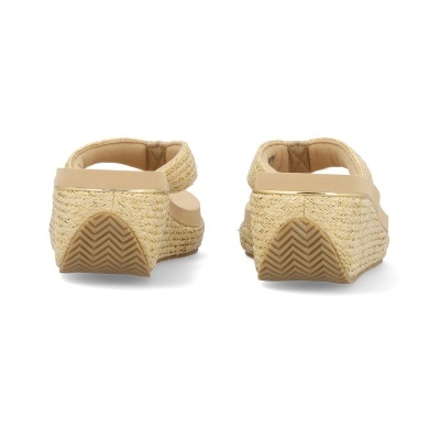 Sandálias de cunha bege, sola antiderrapante, fundo branco