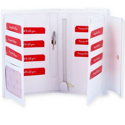 Carteira branca com múltiplos compartimentos para cartões vermelhos e fecho dourado