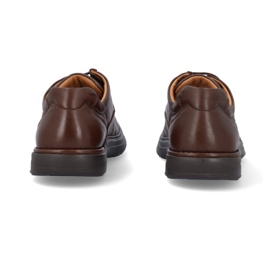 Sapatos de couro castanho escuro vistos de trás com sola preta