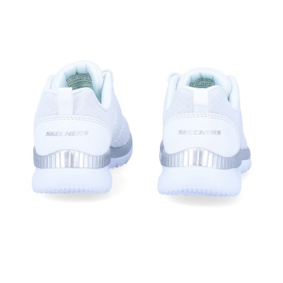 Sapatilhas brancas Skechers vistas de trás com sola prateada e etiqueta interna