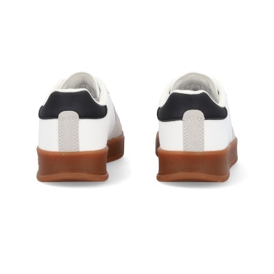 Ténis brancos com sola castanha e detalhes cinzentos e pretos vistos de trás