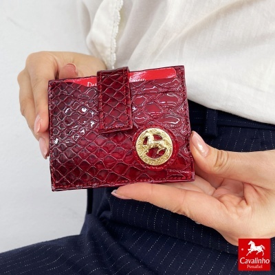 Carteira vermelha com padrão pele de crocodilo e logo dourado Cavalinho