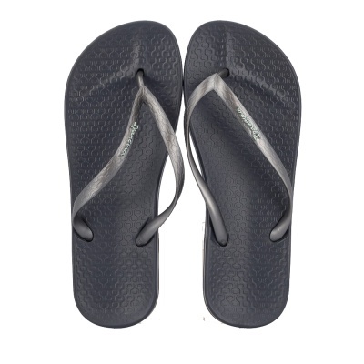 Chinelos de dedo pretos com tiras cinza metálico e textura na sola