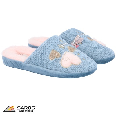 Chinelos femininos azuis com bordados no topo e interior rosa macio.