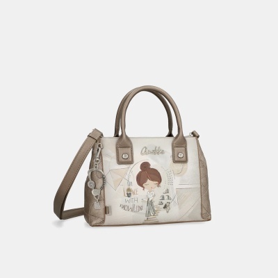 Mala tote bege e castanha com ilustração Anekke e frase ilustrativa