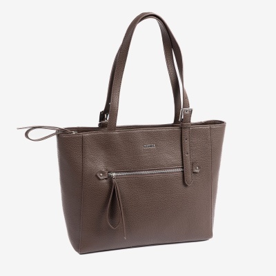 Mala de ombro castanha em pele sintética com textura granulada.