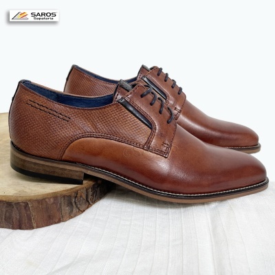 Sapatos masculinos em pele castanha com textura e atacadores pretos