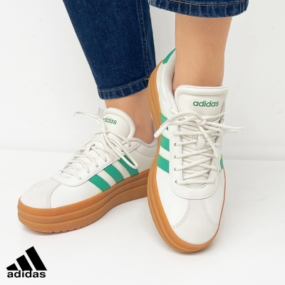 Ténis Adidas femininos brancos com detalhes verdes e sola castanha