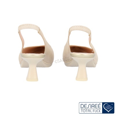 Sandálias bege claro de salto médio com tira traseira perfurada