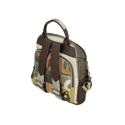 Mochila pequena com padrão colorido abstrato e alças castanhas.