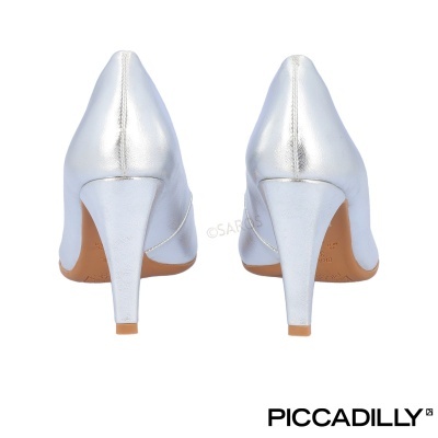 Sapatos de salto alto prateados de pele sintética vistos de trás