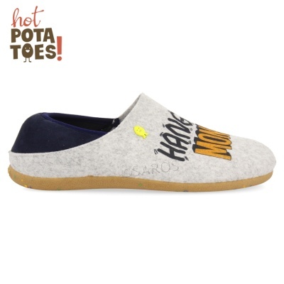 Pantufa masculina cinza e azul escuro com sola castanha e texto decorativo