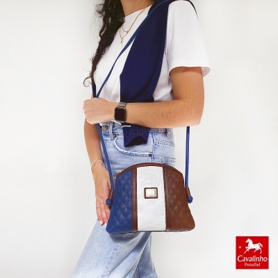 Mala de ombro Cavalinho azul, branco e castanho com padrão acolchoado e logo na frente