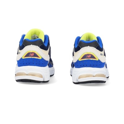 Sapatilhas New Balance azuis, brancas, amarelas e pretas vistas de trás