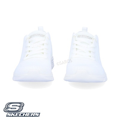 Par de ténis Skechers brancos com sola e detalhes em cinza