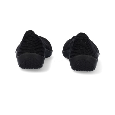 Sapatilhas pretas vistas de trás sobre fundo branco