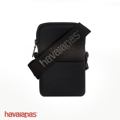 Bolsa preta pequena com alça larga preta com texto havaianas