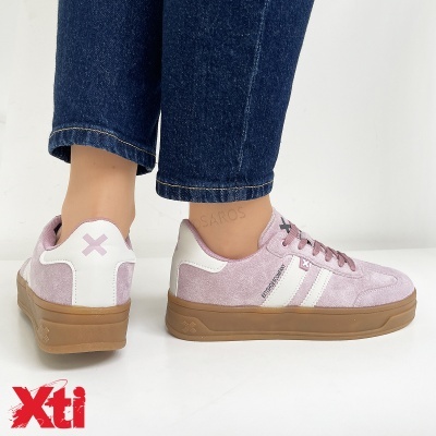 Ténis baixos rosa com sola bege castanha e detalhes brancos e rosa