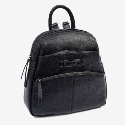 mochila preta de couro sintético com fecho de correr e etiqueta MATTIES