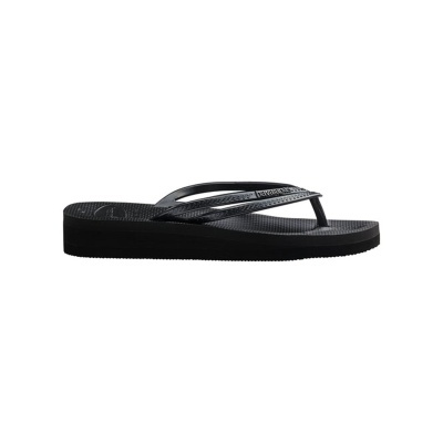 Chinelo preto de borracha havaianas com sola grossa e tiras com gravação