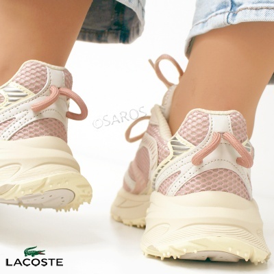Ténis Lacoste rosa clara e branca vistos de trás com sola grossa cremosa