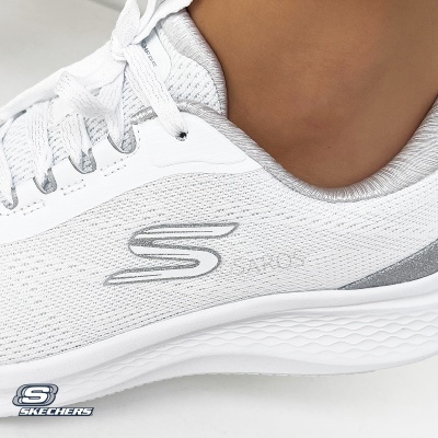 Tênis desportivo branco Skechers com detalhes cinzentos e logótipo S