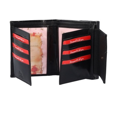 Carteira preta em pele aberta mostrando compartimentos para cartões e notas