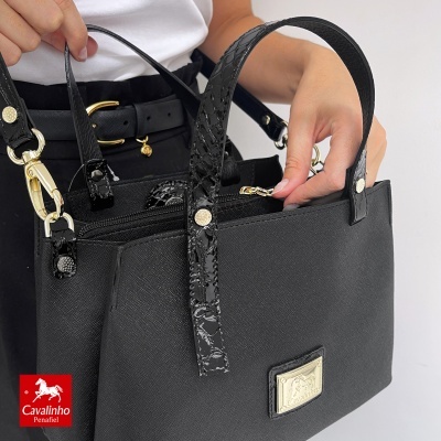 Mala preta de mão com alças texturizadas brilhantes e detalhes dourados