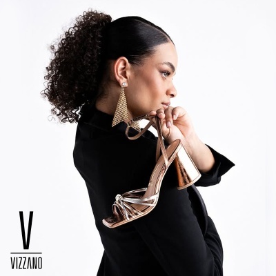 Sandália metálica bronze com tiras prateadas e salto bloco médio em modelo