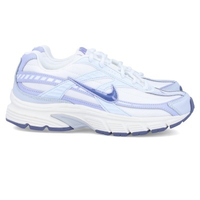 Ténis desportivos Nike branco e azul claro com sola branca e azul escuro