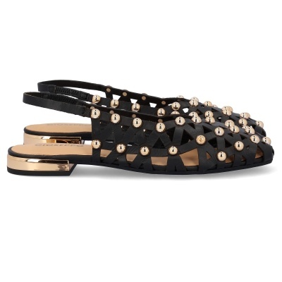 Sandálias pretas com tachas metálicas douradas e salto baixo metálico