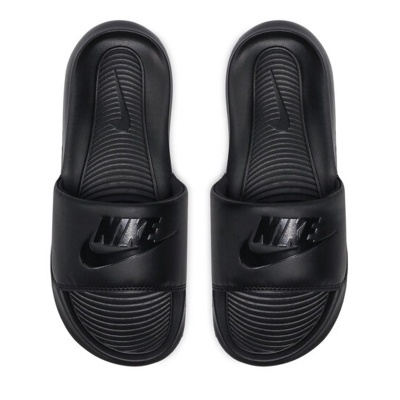 Chinelos desportivos pretos Nike com logo em relevo