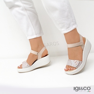 Sandálias de cunha bege com padrão serpente e plataforma branca em fundo branco