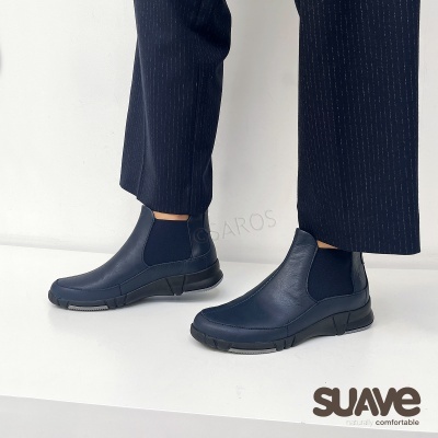Botins masculinos em pele azul escura com sola preta e calças azul risca de giz