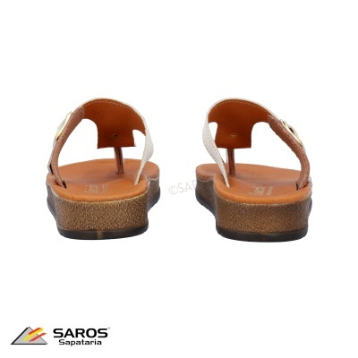 Sandálias femininas com tiras brancas e sola castanha em fundo branco