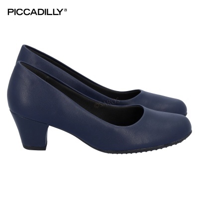 Sapatos de salto médio azuis escuros em pele sintética sobre fundo branco