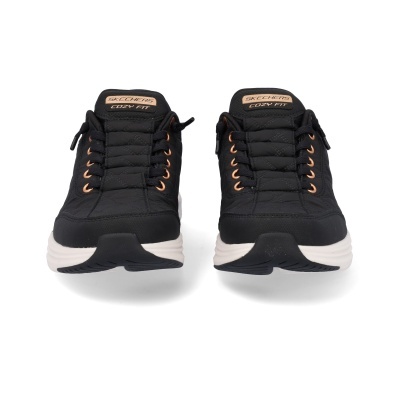 Par de sapatilhas pretas Skechers com detalhes castanhos claros e sola branca