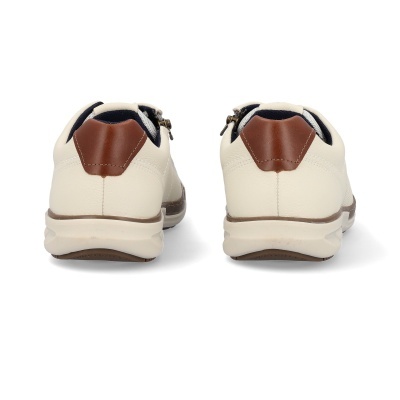 Par de sapatos casuais brancos com detalhe castanho na parte traseira