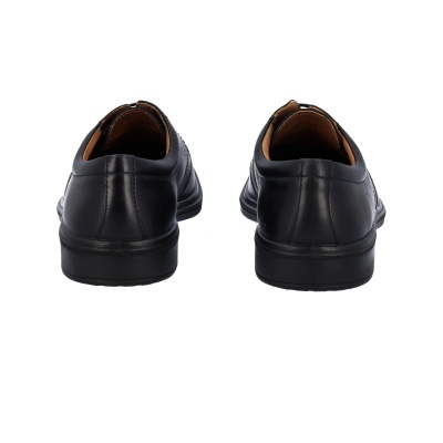 Sapatos pretos masculinos de pele, vistos de trás